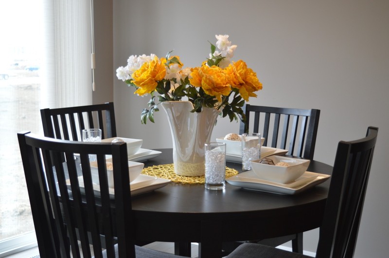 How to Style a 4-Seater Dining Table with the Right Jugs and Accessories