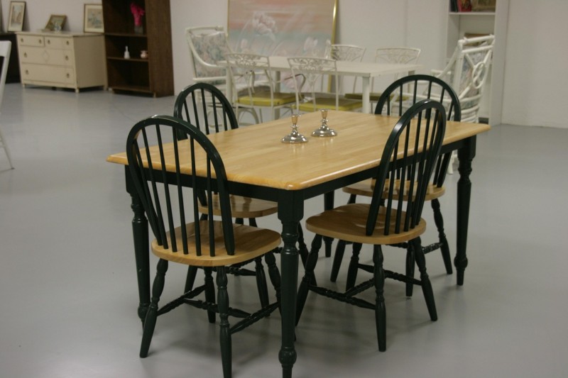 How to Style a 4-Seater Dining Table with the Right Jugs and Accessories
